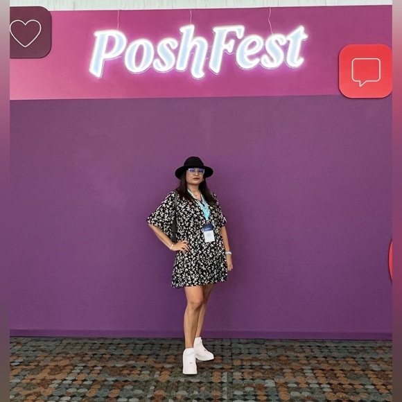Meet your Posher 🅼🅾︎🅽🅸 😘 - Picture 9 of 16